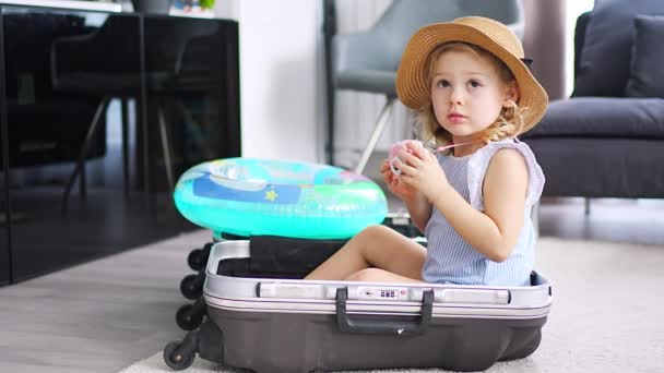 Маленька Дівчинка Багажі Валіз Надувний Рятувальний Бульйон Грає Іграшковою Камерою — стокове відео