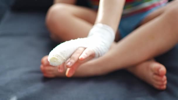 Menina Com Dedo Quebrado Sofá Casa Licença Médica Imagens Alta — Vídeo de Stock