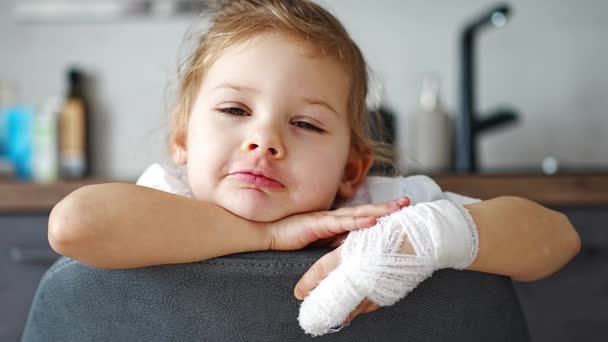 Kleines Mädchen Mit Gebrochenem Finger Beim Arzttermin Krankenhaus Hochwertiges Filmmaterial — Stockvideo