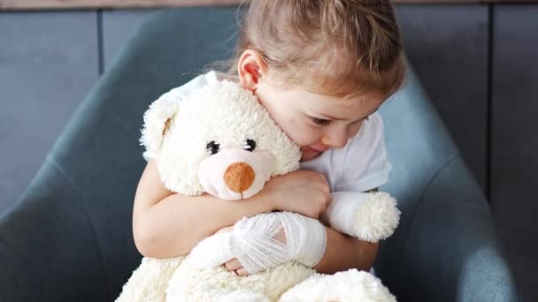 Little Girl Broken Finger Holds Teddy Bear Bandaged Paw Doctors — Stok video