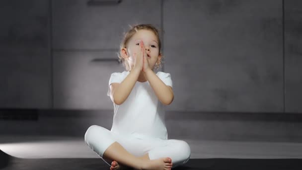 Маленька Мила Дівчинка Лотосі Позує Практикуючи Йогу Дихальні Практики Сірому — стокове відео