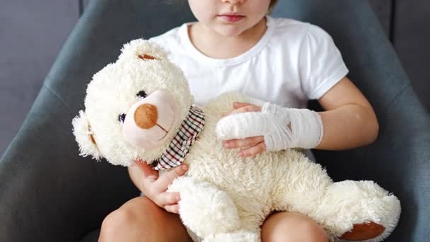 Little Girl Broken Finger Holds Teddy Bear Bandaged Paw Doctors — ストック動画
