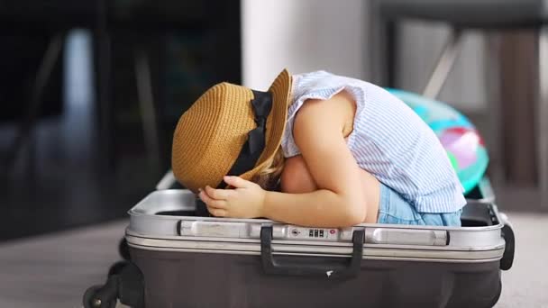 Κοριτσάκι Αποσκευές Αποσκευών Και Φουσκωτή Σημαδούρα Ζωής Έτοιμο Ταξιδέψει Για — Αρχείο Βίντεο