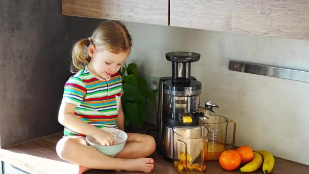 Gadis Kecil Membuat Jus Segar Duduk Meja Dapur Rumah Rekaman — Stok Video