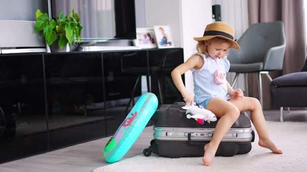 Маленька Дівчинка Багажі Надувний Рятувальний Бульйон Грає Іграшковим Літаком Готова — стокове відео