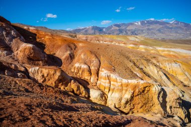 Altai Dağları 'ndaki renkli Mars' ta kumtaşının doğal dokusu, Altai Cumhuriyeti, Rusya 'da Mars 1 olarak adlandırılır. Yüksek kalite fotoğraf