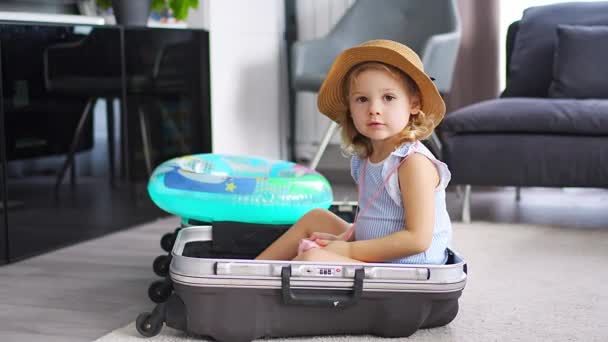 Bambina Con Valigia Bagagli Boa Salvataggio Gonfiabile Pronta Partire Viaggiare — Video Stock