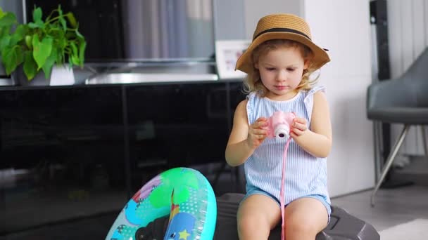 Dziewczynka Bagażem Walizkowym Nadmuchiwaną Boi Życia Bawiącą Się Aparatem Zabawkowym — Wideo stockowe