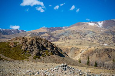 Altai, Sibirya, Rusya 'da dağ geçmişi olan Kyzyl-Chin vadisi veya Mars vadisi. Yüksek kalite fotoğraf