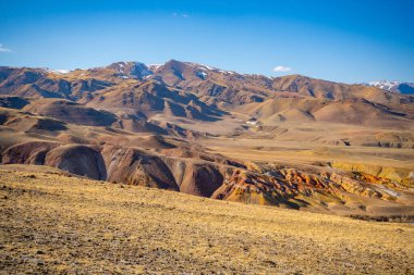 Altai, Sibirya, Rusya 'da dağ geçmişi olan Kyzyl-Chin vadisi veya Mars vadisi. Yüksek kalite fotoğraf