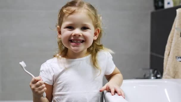 Šťastné Batole Dívka Usmívá Čištění Zubů Vaně Vysoce Kvalitní Záběry — Stock video