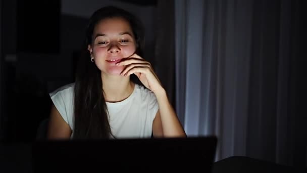 Γυναίκα Που Μιλάει Βίντεο Chat Φίλους Κάμερα Laptop Κάθεται Νύχτα — Αρχείο Βίντεο