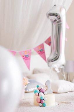 Güzel bir kız için doğum günü süslemeleri. Kız tarzı. Bir sürü balon pembe ve beyaz tarzı. Yüksek kalite fotoğraf