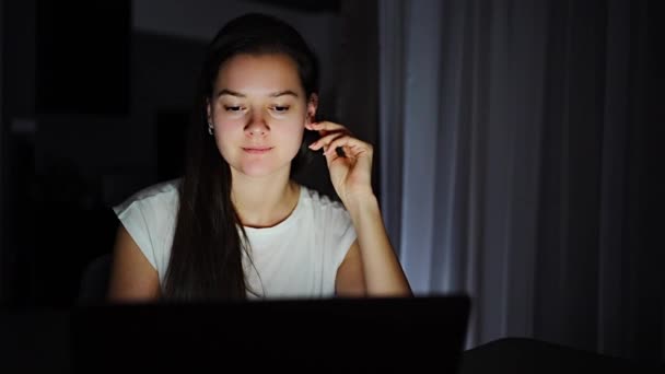 Lässig Schöne Frau Arbeitet Einem Laptop Der Nacht Hause Hochwertiges — Stockvideo
