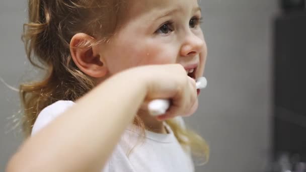 Banyoda Dişlerini Fırçalayan Mutlu Küçük Kız Yüksek Kalite Görüntü — Stok video