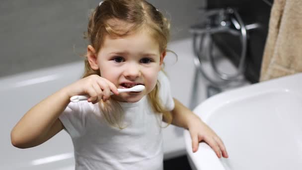 Happy Toddler Girl Brushing Teeth Bath High Quality Footage — Vídeo de stock