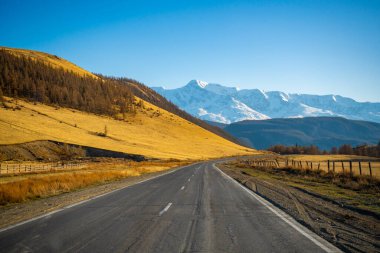 Chuysky yolu Altai, Rusya 'da güzel manzaralı bir dağ yoludur. Yüksek kalite fotoğraf