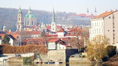 Çek Cumhuriyeti 'nin Prag Eski Kasabası. Arka planda ünlü turistik yerleri var. Yüksek kalite 4k görüntü