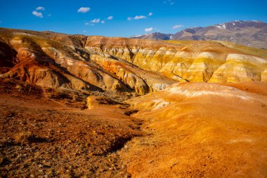 Altai Dağları 'ndaki renkli Mars' ta kumtaşının doğal dokusu, Altai Cumhuriyeti, Rusya 'da Mars 1 olarak adlandırılır. Yüksek kalite fotoğraf