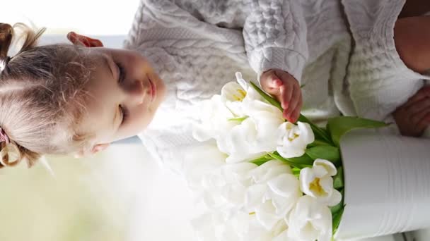 Kleines Mädchen Fenster Mit Tulpenblütenstrauß Glückliches Kind Drinnen Muttertag Valentinstag — Stockvideo