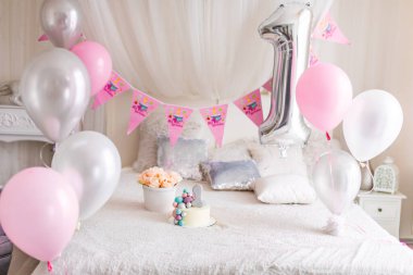 Güzel bir kız için doğum günü süslemeleri. Kız tarzı. Bir sürü balon pembe ve beyaz tarzı. Yüksek kalite fotoğraf