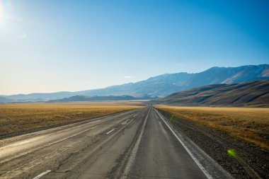 Chuysky yolu Altai, Rusya 'da güzel manzaralı bir dağ yoludur. Yüksek kalite fotoğraf