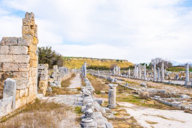 Antik Perge şehrinin kalıntıları. Perge, Türkiye 'nin güney Akdeniz kıyısında antik bir Yunan kentidir. Yüksek kalite fotoğraf