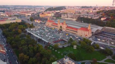 Çek Cumhuriyeti Prag 'da gün batımında Ana Tren İstasyonu' nun hava görüntüsü. Yüksek kalite 4k görüntü