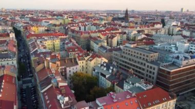 Prag Eski Şehir Mimarisi 'nin havadan görünüşü, Çek Cumhuriyeti' nin gün batımında Eski Şehir Meydanı 'nın atardamarı. Yüksek kalite 4k görüntü