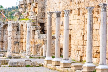 Antik Perge şehrinin kalıntıları. Perge, Türkiye 'nin güney Akdeniz kıyısında antik bir Yunan kentidir. Yüksek kalite fotoğraf