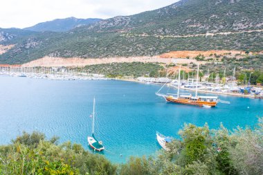 Kas, Türkiye - 5 Şubat 2023: Kas kentinde bir yat limanı bulunan mavi göl. Yüksek kalite fotoğraf