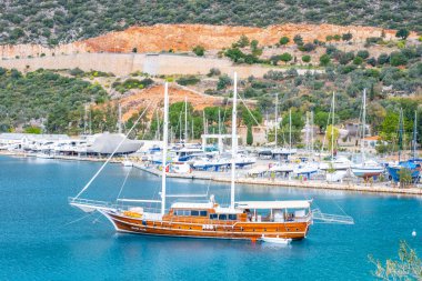 Kas, Türkiye - 5 Şubat 2023: Kas kentinde bir yat limanı bulunan mavi göl. Yüksek kalite fotoğraf