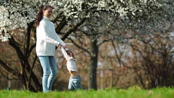 Jovem Mãe Sua Filha Fofa Divertindo Parque Tempo Primavera Praga — Vídeo de Stock