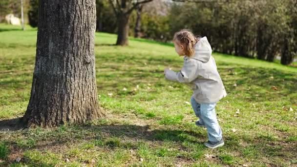 Szczęśliwa Dziewczynka Chowa Się Drzewem Wiosennym Parku Pradze Europie Wysokiej — Wideo stockowe