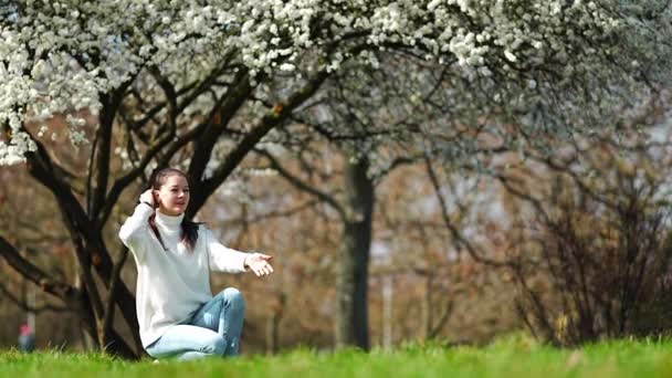 Молодая Мама Симпатичная Дочь Развлекаются Весеннем Парке Европе Высококачественные Кадры — стоковое видео