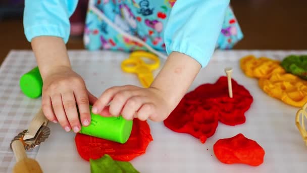 Маленькая Девочка Играет Пластилином Развитие Опыт Занятия Детьми Развитие Мелкой — стоковое видео