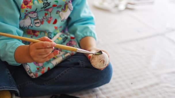 Маленькая Девочка Рисует Цветными Красками Развитие Опыт Занятия Детьми Развитие — стоковое видео