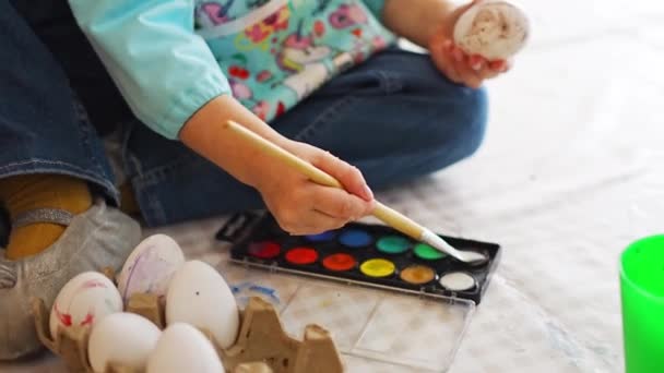 Маленька Дівчинка Малює Кольоровими Фарбами Сенсорний Розвиток Досвід Тематичні Заходи — стокове відео