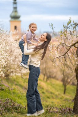 Genç anne ve tatlı kızı Prag, Avrupa 'daki Petrin Parkı' nda eğleniyorlar. Yüksek kalite fotoğraf