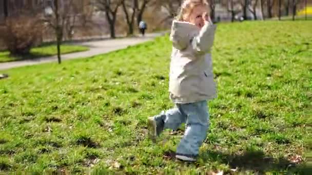 Gelukkig Meisje Lopen Hebben Een Plezier Het Voorjaar Park Zonnige — Stockvideo