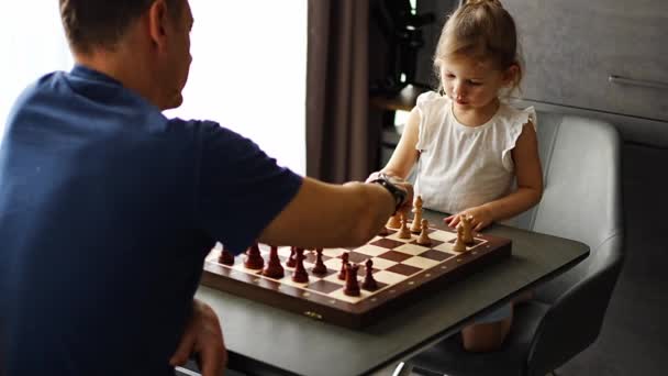 父亲在家里的厨房教他的小女儿下棋 幼儿发展和教育的概念 家庭休闲 交流和娱乐 高质量的4K镜头 — 图库视频影像
