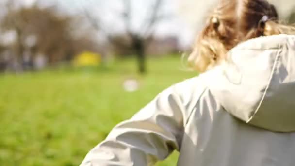 Gelukkig Meisje Lopen Hebben Een Plezier Het Voorjaar Park Zonnige — Stockvideo
