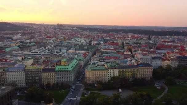 捷克共和国布拉格 2022年10月11日 在日落时从空中俯瞰布拉格中心 飞越捷克共和国文采拉斯广场 高质量的4K镜头 — 图库视频影像