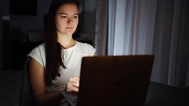 Mulher Bonita Casual Trabalhando Laptop Noite Casa Imagens Fullhd Alta — Vídeo de Stock