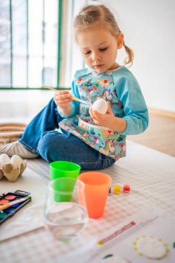 Küçük kız renkli boyalarla resim yapıyor. Duyusal gelişim ve deneyimler, çocuklarla ilgili temalı aktiviteler, iyi motor beceriler geliştirme. Yüksek kalite fotoğraf