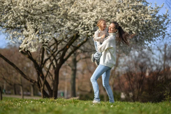 Fiatal Anya Aranyos Lánya Szórakoznak Tavaszi Időparkban Prágában Európában Kiváló — Stock Fotó