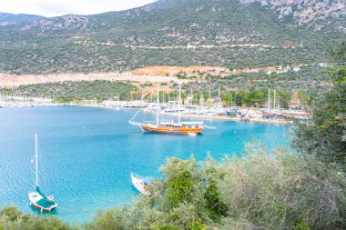 Kas, Türkiye - 5 Şubat 2023: Kas kentinde bir yat limanı bulunan mavi göl. Yüksek kalite fotoğraf