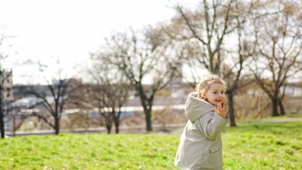 Felice Bambina Correre Hav Divertimento Nel Parco Primaverile Giornata Sole — Video Stock