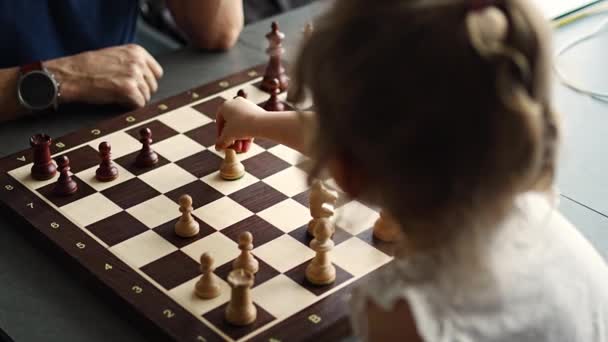 Petite Fille Jouant Aux Échecs Avec Son Père Table Dans — Video
