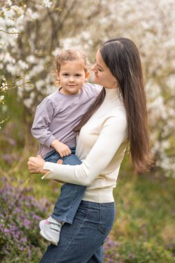 Genç anne ve tatlı kızı Prag, Avrupa 'daki Petrin Parkı' nda eğleniyorlar. Yüksek kalite fotoğraf
